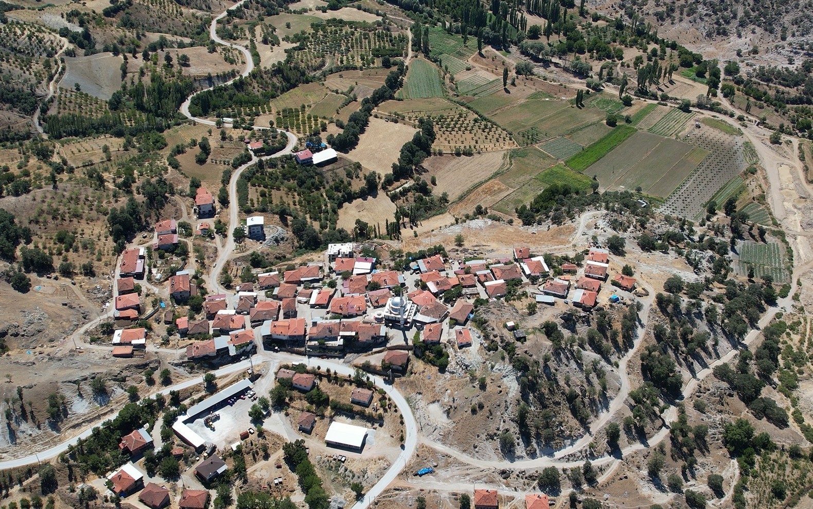 demirci-de-konforlu-ulasim-icin-45-kilometrelik-yol-yenileniyor