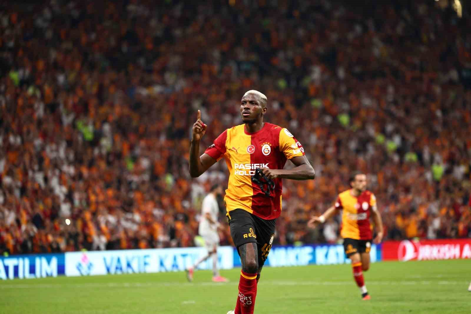 victor-osimhen-ligdeki-5-golunu-atti
