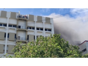 Hindistan’da Telekomünikasyon Binasında Yangın: 100 Kişi Kurtarıldı