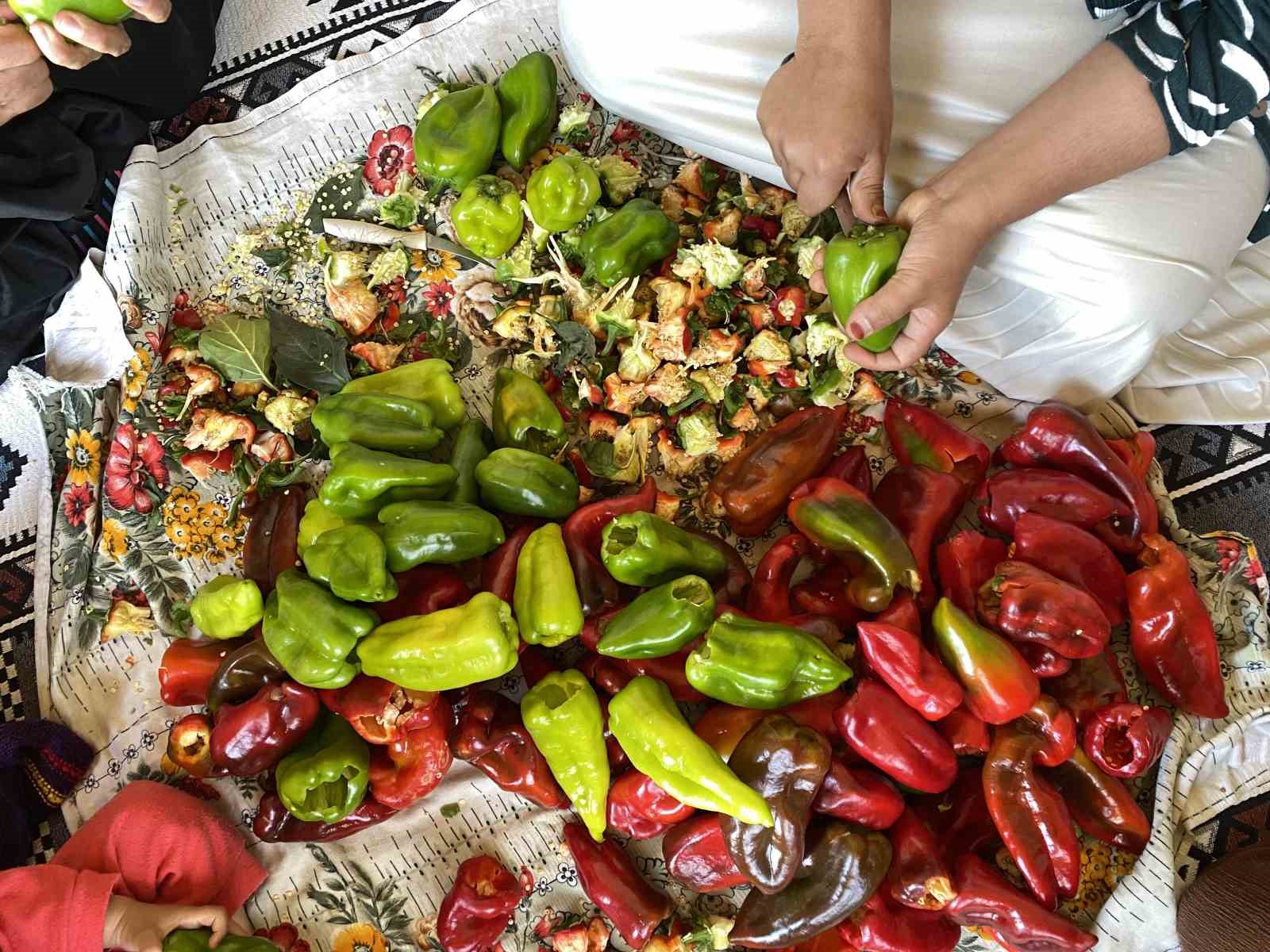 agri-da-kis-hazirliklari-basladi-kapya-biberler-ipe-diziliyor