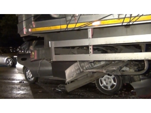 Otomobil Tıra Ok Gibi Saplandı: 1’i Ağır 3 Yaralı