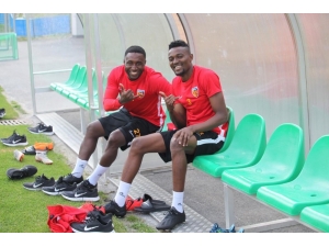 Djedje Ve Mensah’tan Mutlusu Yok