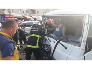 Park Halindeyken Hareket Eden Panelvan Araç Kazaya Neden Oldu: 1’i Ağır 2 Yaralı