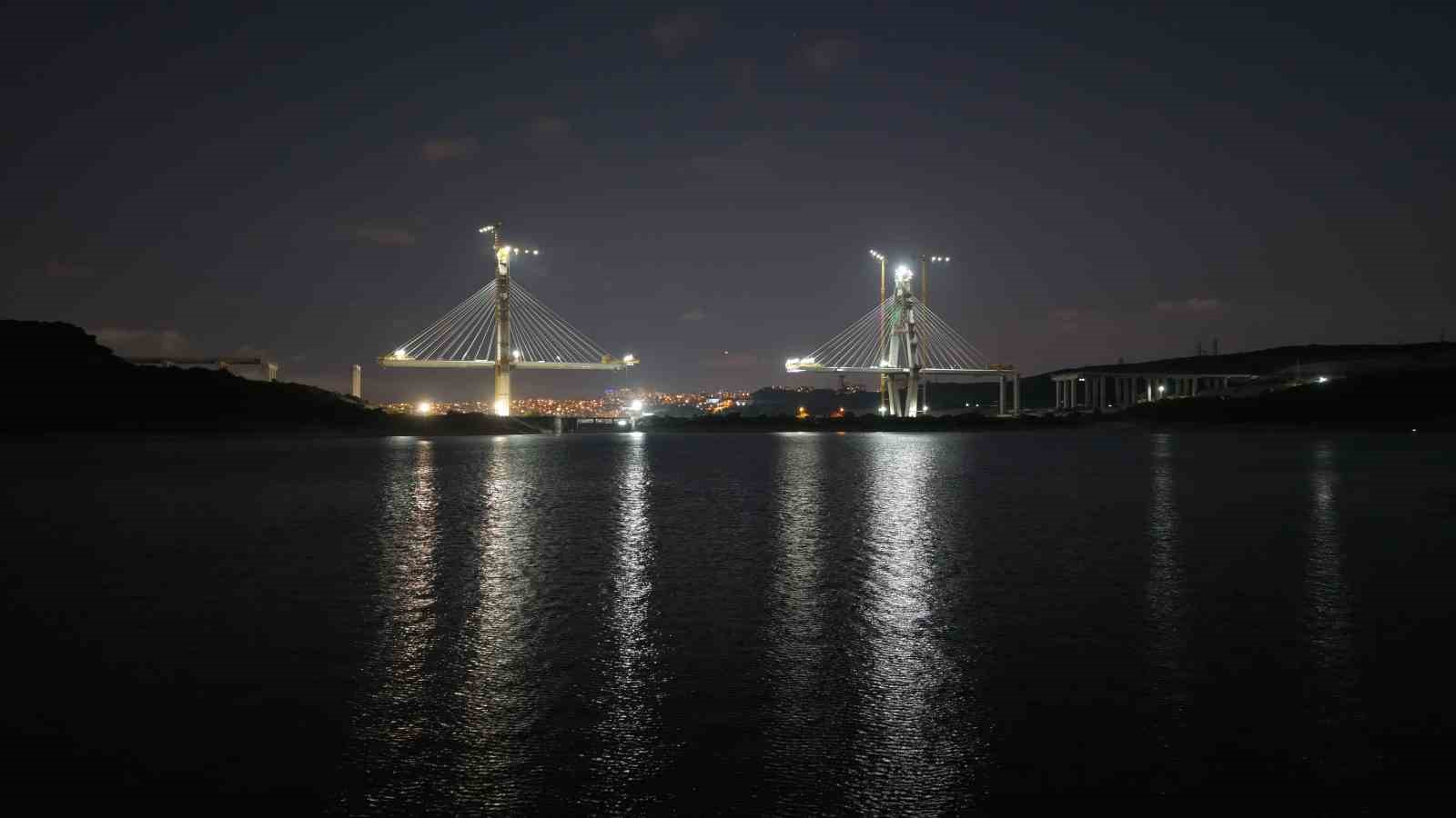 kanal-istanbul-un-ilk-koprusu-geceyi-aydinlatiyor