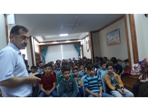 Yaz Kur’an Kursu Öğrencilerine Şehitlik Anlatıldı