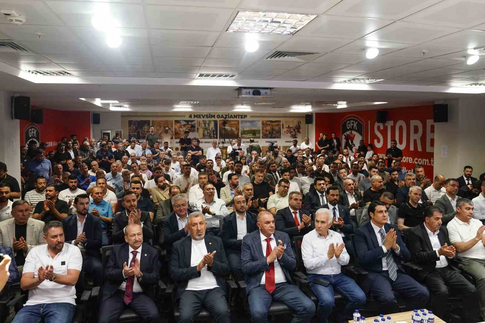 gaziantep-fk-da-baskan-memik-yilmaz-guven-tazeledi