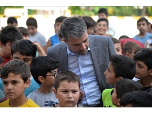 Başkan Ertuğrul Çetin, Binlerce Çocuğa Spor Malzemesi Hediye Etti