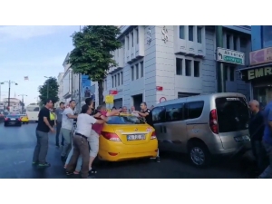 Taksiciyle, Yolcunun Bıçaklı Kavgası Kamerada