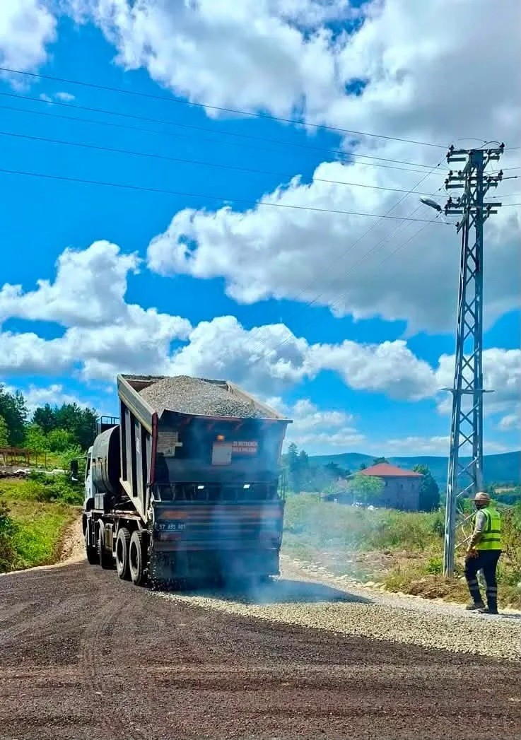 sinop-ta-koy-yollarinin-ulasim-standardi-yukseltiliyor