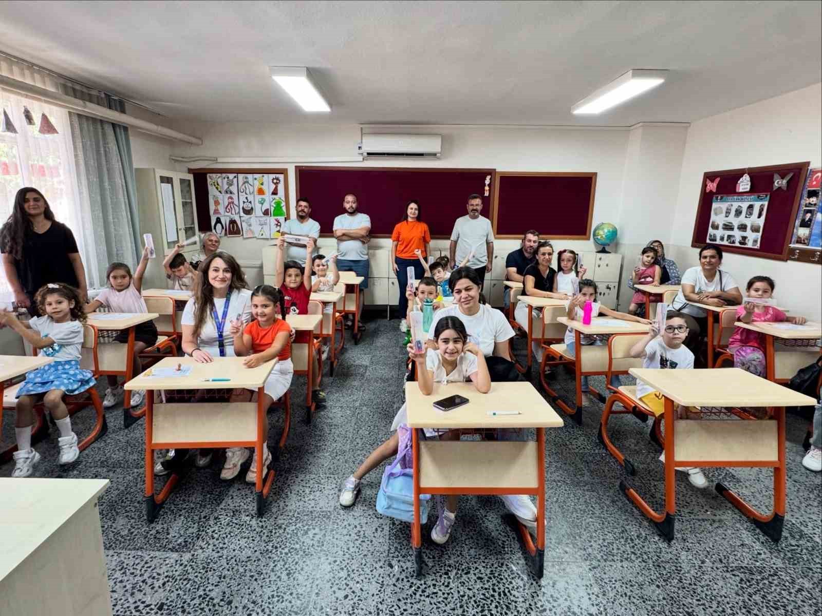 cine-de-ogrencilerin-ilk-gun-heyecanina-kalem-seti-destegi