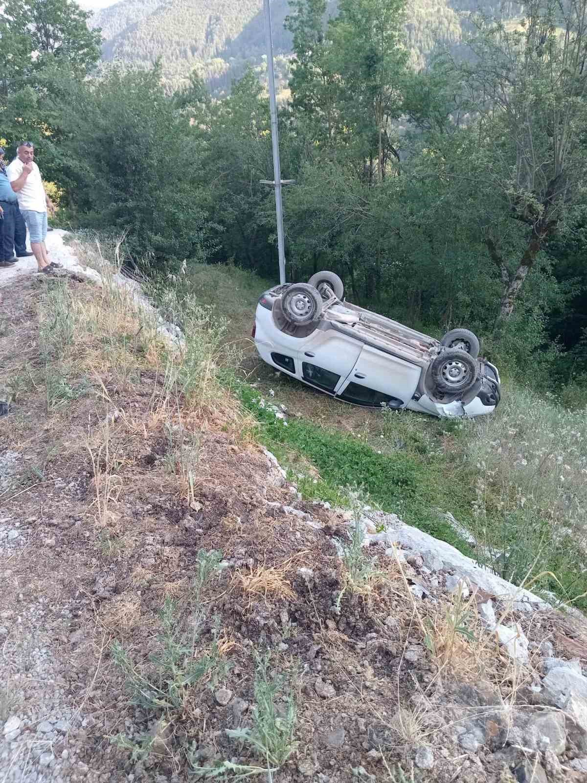 kastamonu-da-otomobil-tarlaya-yuvarlandi-3-yarali
