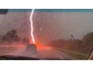 Otobanda Seyreden Araca Yıldırım Düştü