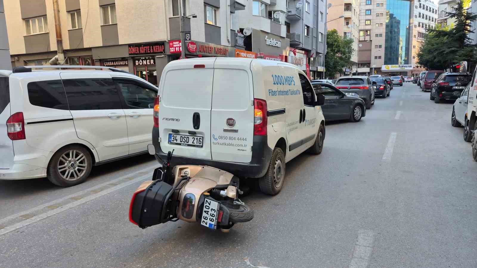 eskisehir-de-korkutan-kaza-motosiklet-hafif-ticari-aracin-altina-girdi