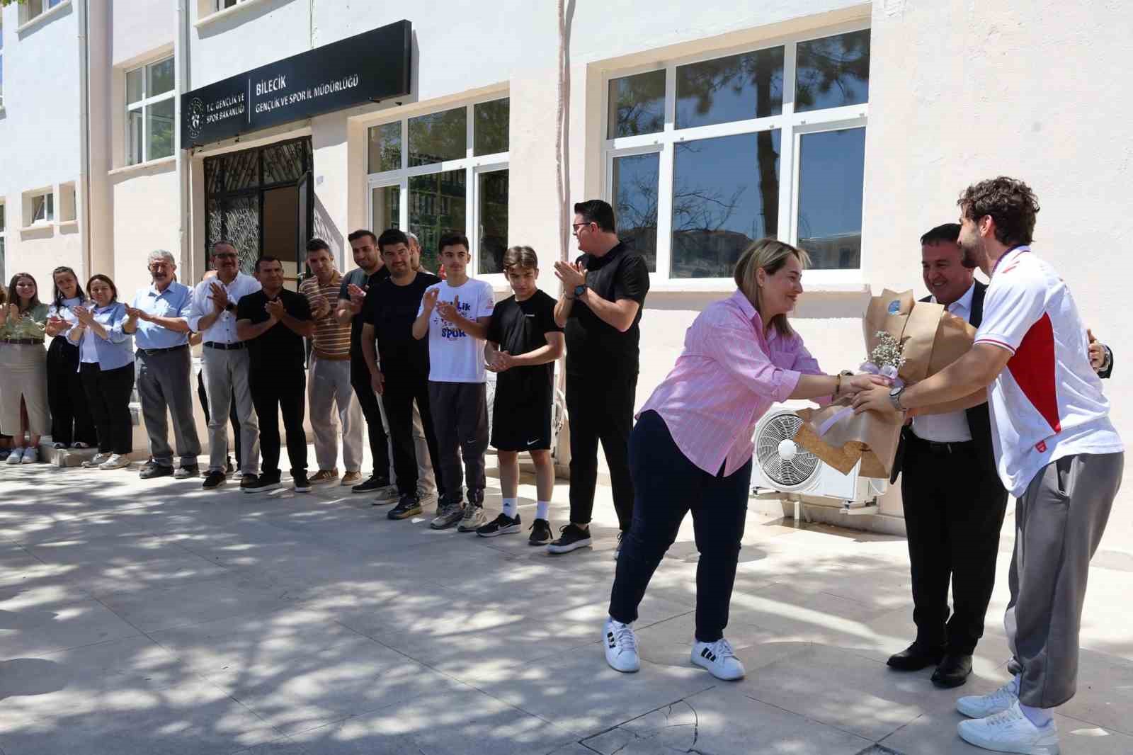 avrupa-sampiyonu-bilecikli-guresciye-coskulu-karsilama