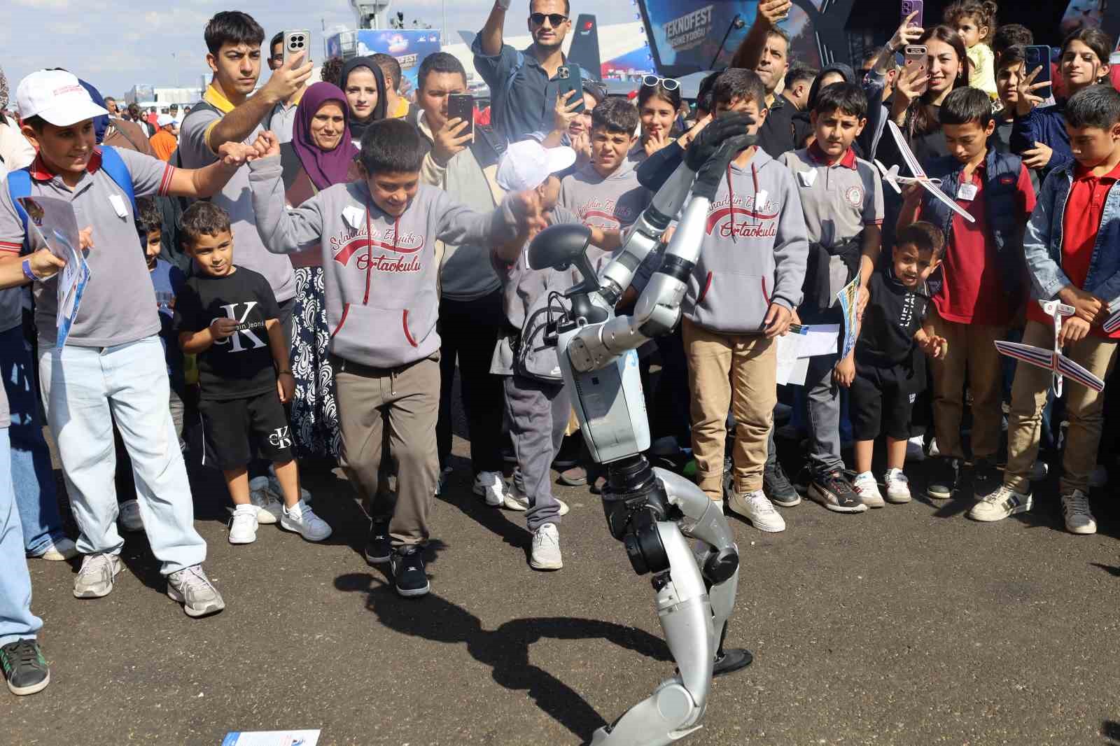 teknofest-guneydogu-da-insansi-robota-yogun-ilgi-halay-cektirdiler-turku-soyleyip-optuler