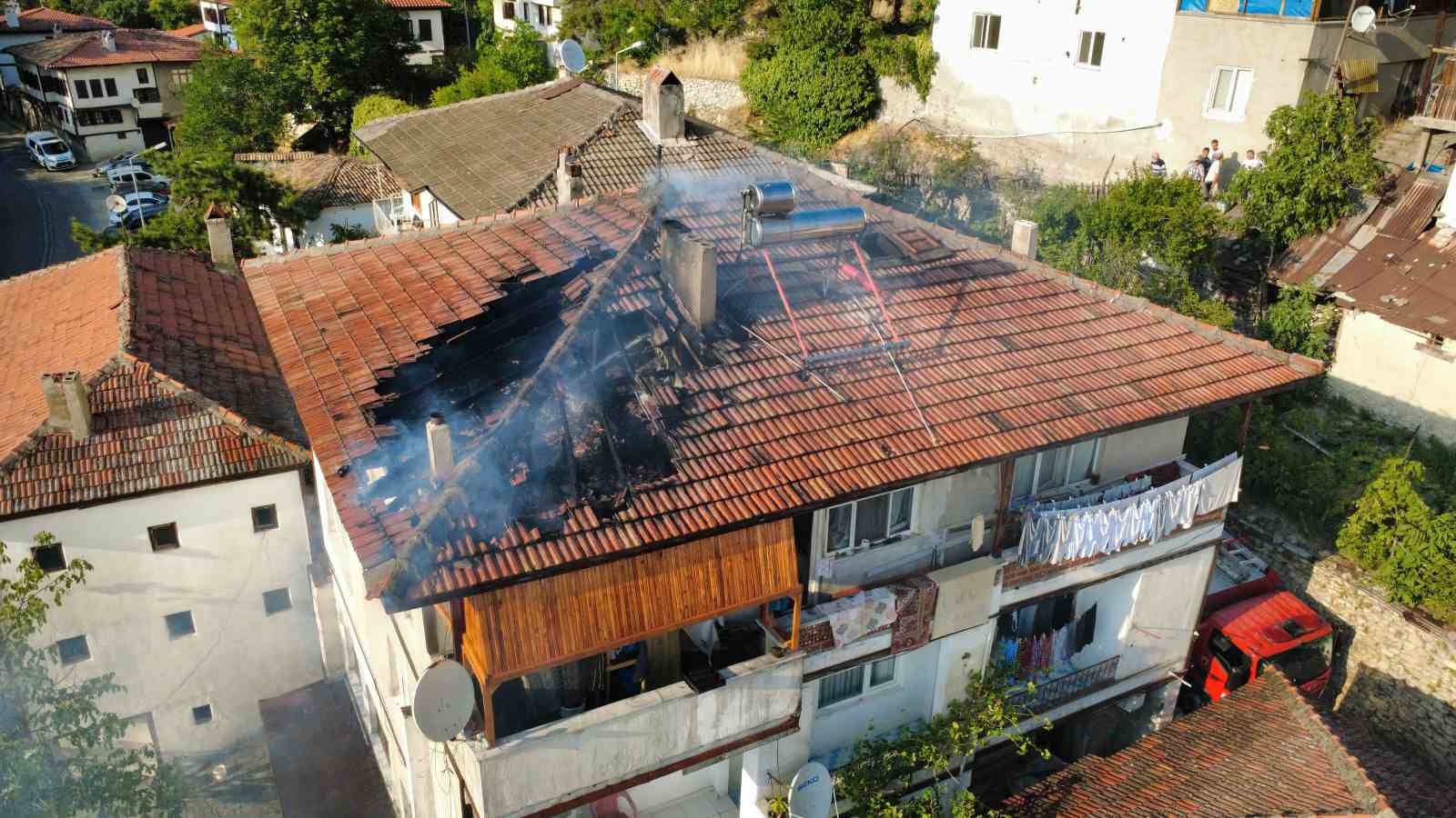safranbolu-da-3-katli-evin-catisinda-cikan-yangin-sonduruldu