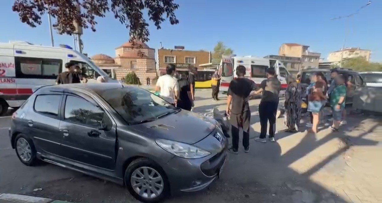 araca-carpmamak-icin-manevra-yapan-motosikletteki-2-genc-yaralandi