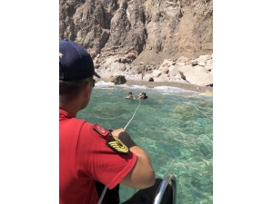 Deniz Kıyısında Mahsur Kalan Tatilcileri Jak Kurtardı