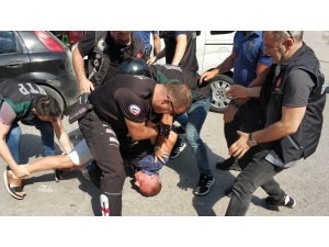 Uygulamada Polisten Kaçan Otomobil Polis Aracına Çarparak Durdu