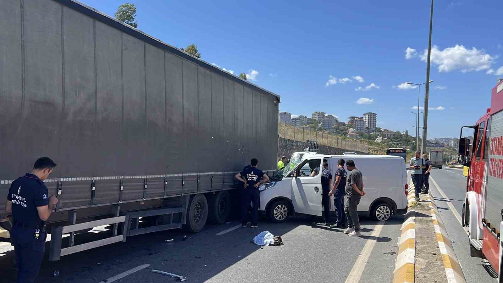 sancaktepe-de-tira-carpan-arac-hurdaya-dondu-2-yarali