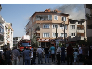 Çatı Yangını Mahalleyi Ayağa Kaldırdı
