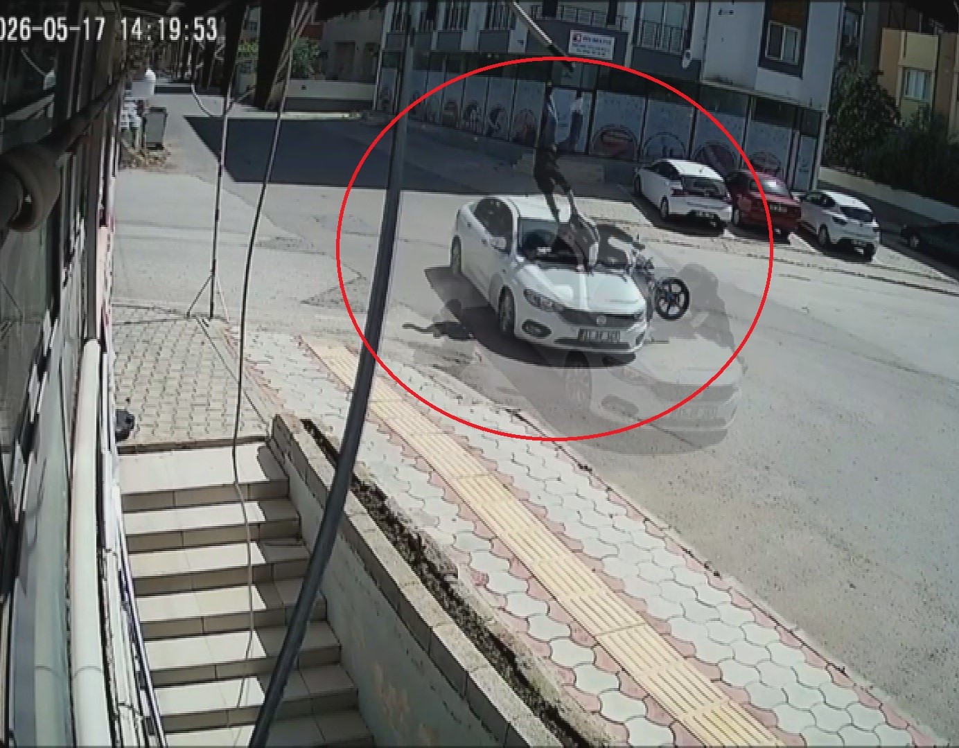 otomobile-ok-gibi-saplanan-motosikletteki-2-kisinin-havaya-savruldugu-anlar-kamerada