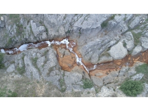 Yüzlerce Fabrikanın Bulunduğu İlçede Renk Değiştiren Dere Paniğe Neden Oldu