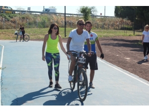 "Açın Yolu, Süslü Kadınlar Geliyor"