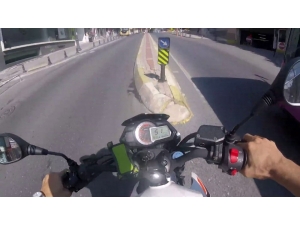 İstanbul’da Otobüsü Sollamak İsteyen Motosikletli Gencin Kazası Kamerada