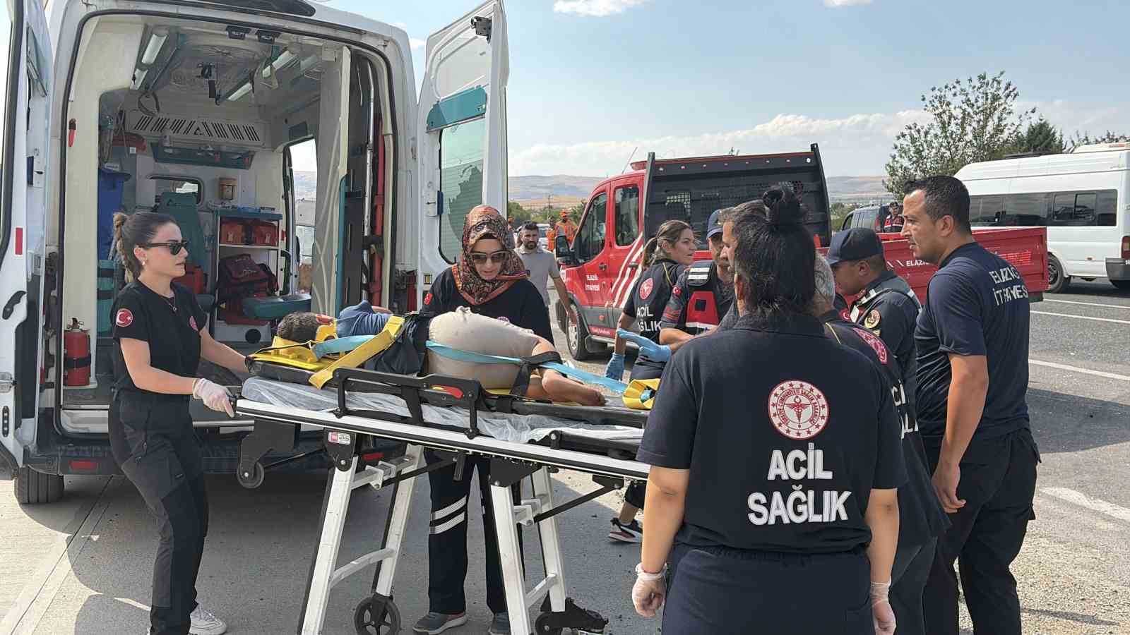 elazig-da-minibus-ile-hafif-ticari-arac-carpisti-7-yarali