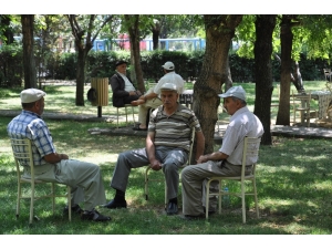 Sıcak Havalarda Susuzluk Hissi Olmasa Bile Her Gün En Az 2-2,5 Litre Sıvı Tüketilmeli