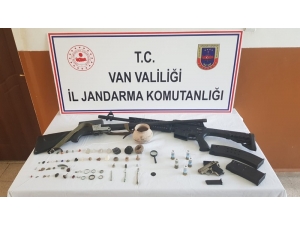 Muradiye İlçesinde Tarihi Eser Ve Ruhsatsız Silah Operasyonu