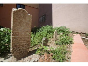 İki Asırlık Kabre Sahip Çıkıldı