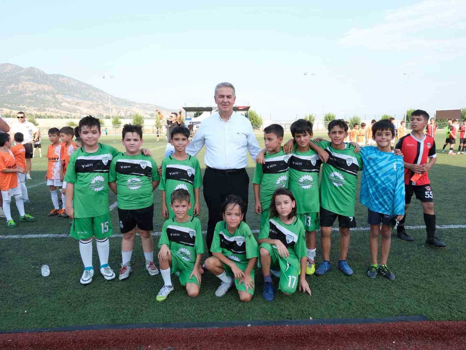 buharkent-te-kentin-cocuklari-futbol-turnuvasi-tamamlandi