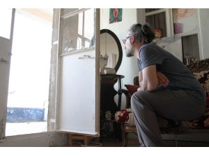 Her Gün Balkonda Kuşların Yolunu Bekliyor