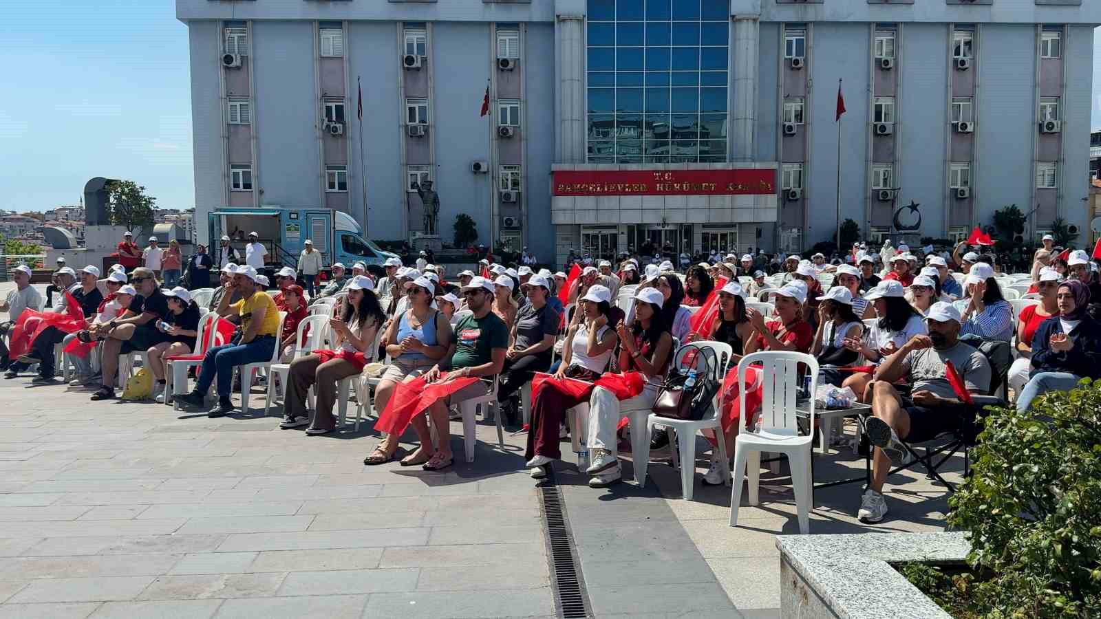 bahcelievler-de-a-milli-kadin-voleybol-takimi-nin-zaferi-dev-ekranda-izlendi