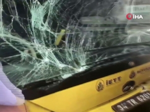 Burhaniye Durağında İki Metrobüs Çarpıştı. Kazada Yaralananlar Olduğu Öğrenildi