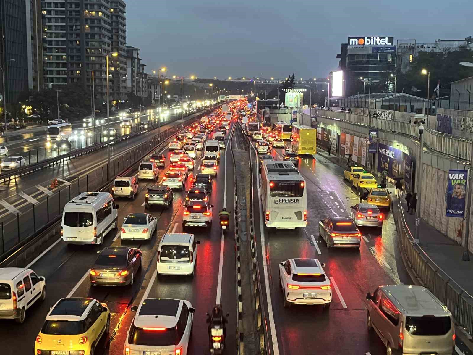 istanbul-da-trafik-yogunlugu-yuzde-76-ya-ulasti
