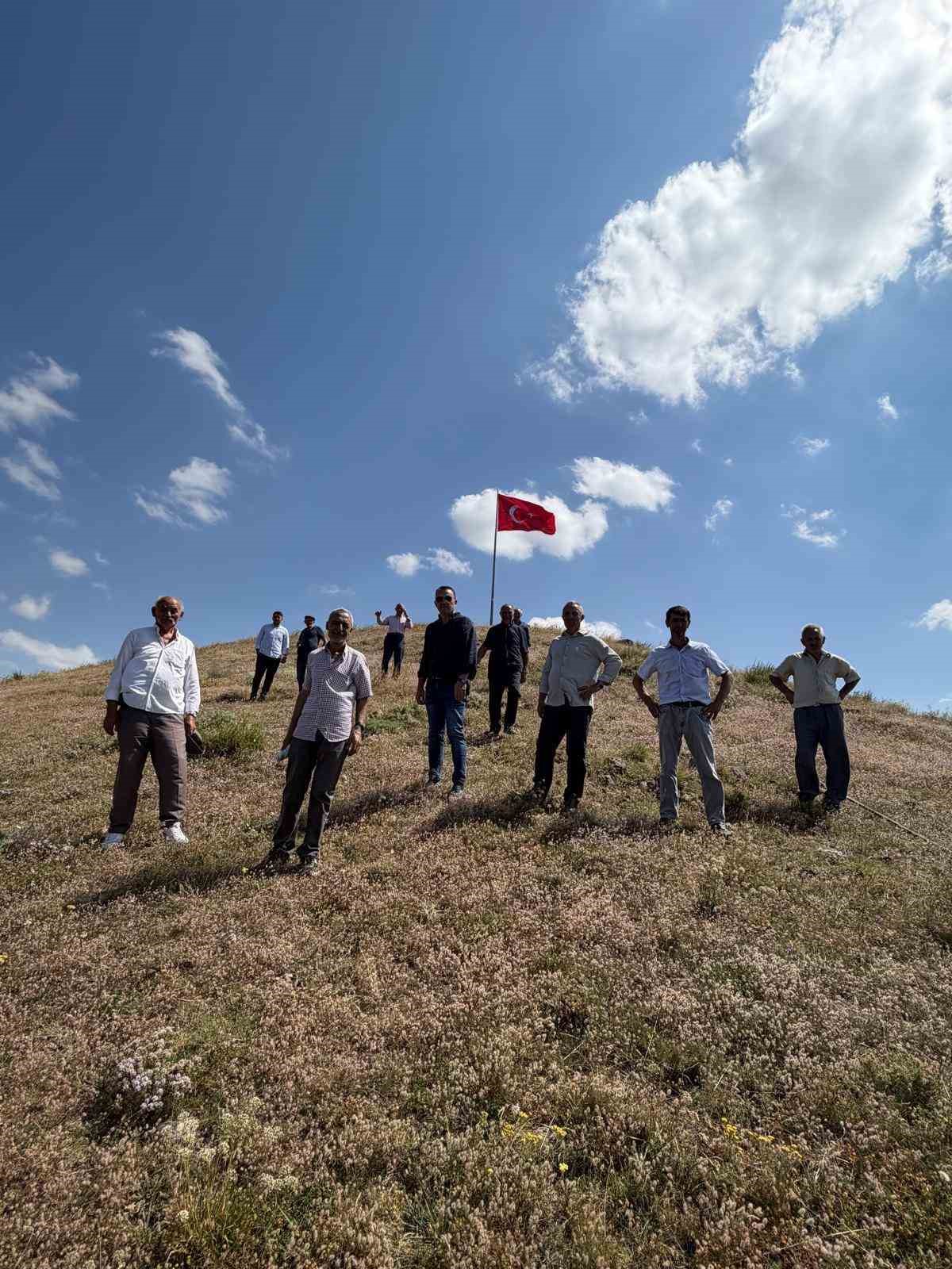 kars-ta-bayrak-gururu-turk-bayragi-koyun-zirvesinde-dalgalaniyor