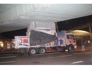 Şişli’de Kamyon Köprüye Sıkıştı