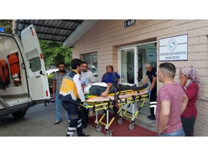 9 Kişinin Bindiği Otomobil Traktörle Çarpıştı: 12 Yaralı