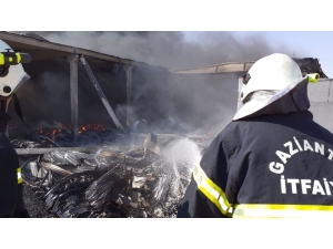 Depo Yangını 10 Saattir Söndürülemedi