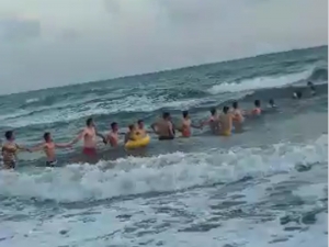 İnsan Zinciri Oluşturup Hayat Kurtardılar