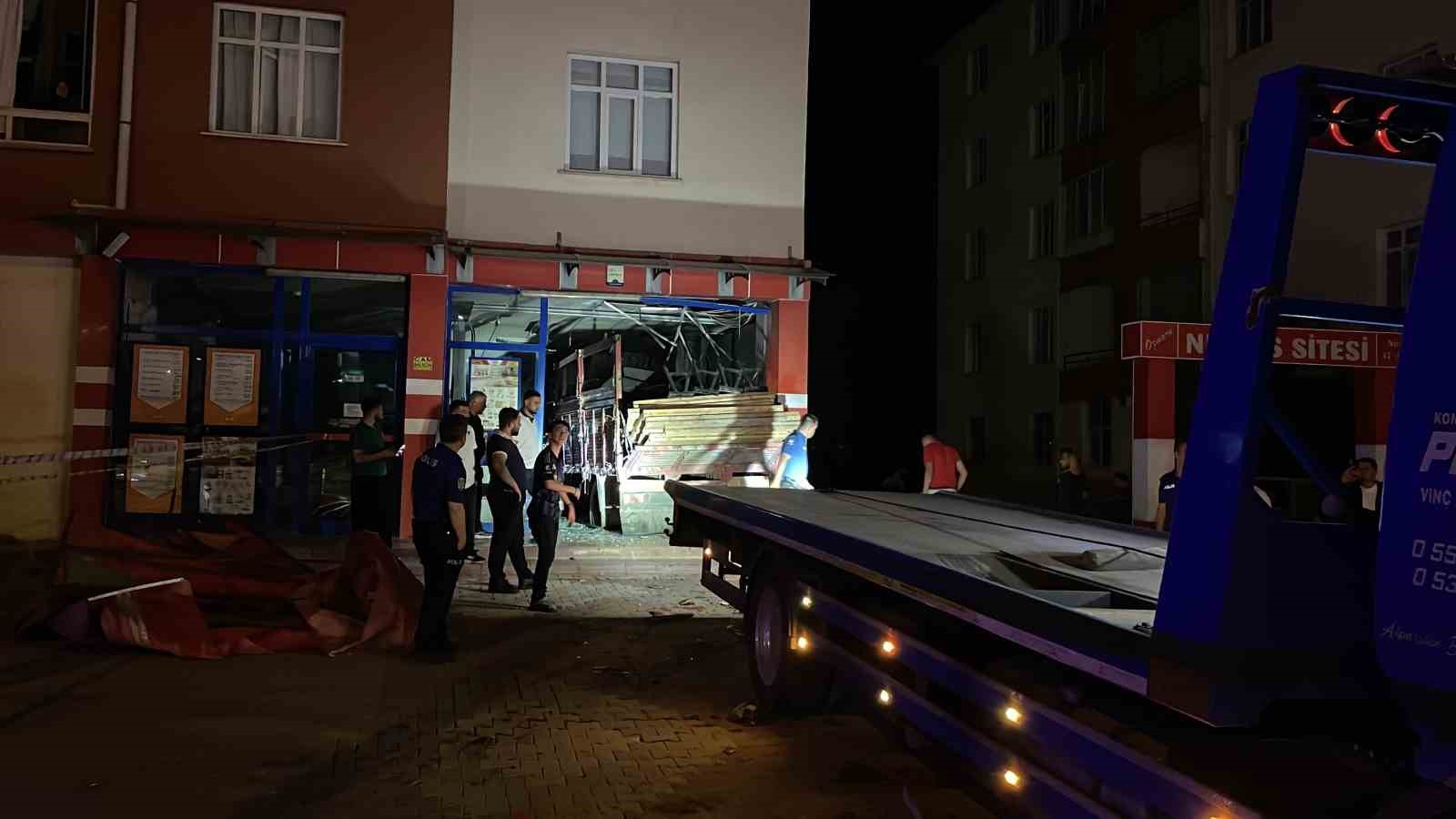 kontrolden-cikan-kamyon-markete-girdi-1-agir-yarali
