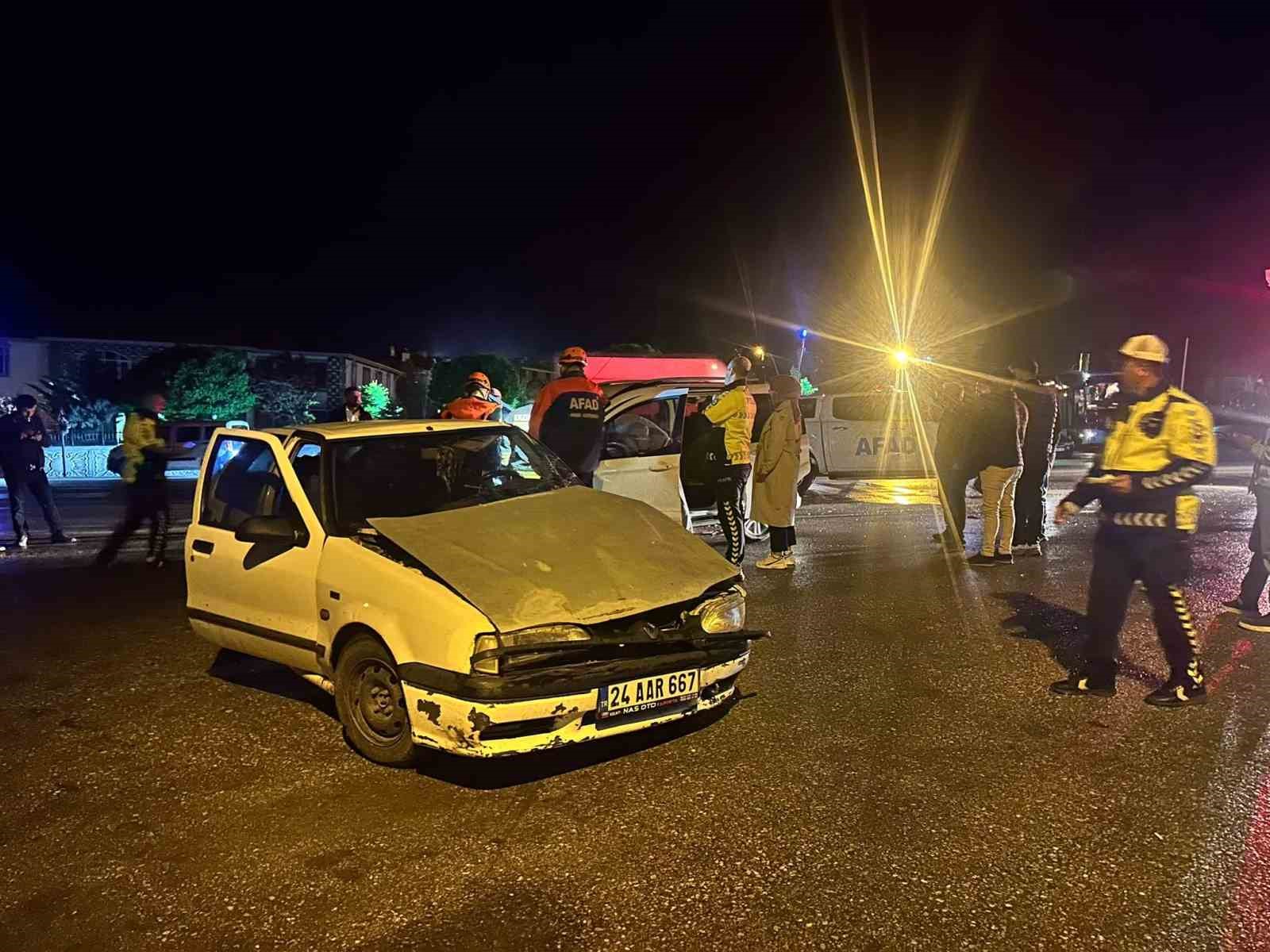 erzincan-da-2-aracin-carpistigi-kazada-5-kisi-yaralandi