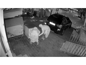 İstanbul’da Kadın Hırsızların “Yok Artık” Dedirttiği Anlar Kamerada