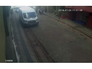 Sultangazi’de Sokak Ortasında Tartıştığı Komşularını Bıçakladı