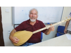 Ozanlara Özendi 66 Yaşında Bağlama Kursuna Katıldı