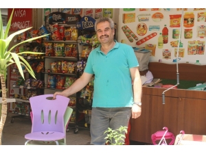 Sandalyeleri Kafasının Üstüne Koyarak Böyle Çaldı