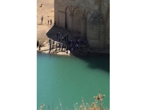 Dengesini Kaybedip Köprüden Düştü, Boğulmaktan Son Anda Kurtarıldı